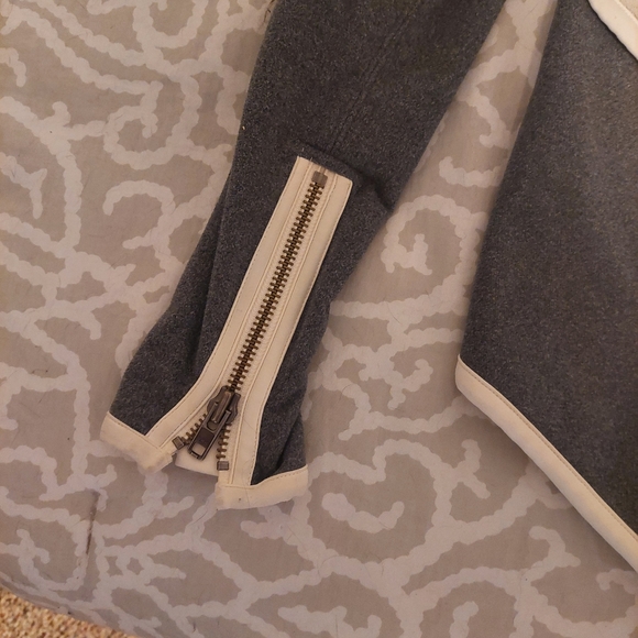 Lululemon Gray w/ white faux fur lined Cardigan - Picture 4 of 5